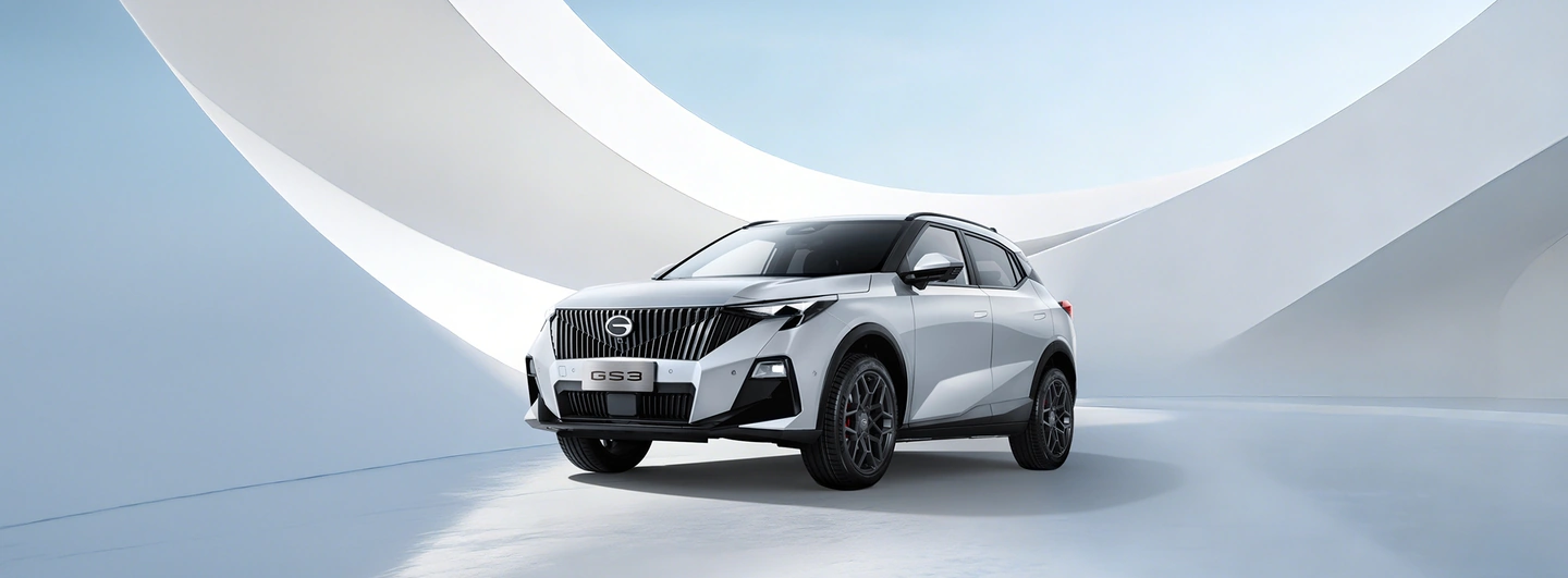 GAC GS3 branco em um cenário de linhas claras e fluidas.